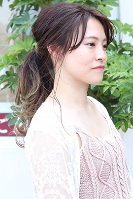 後毛がかわいいルーズなポニーヘアアレンジ